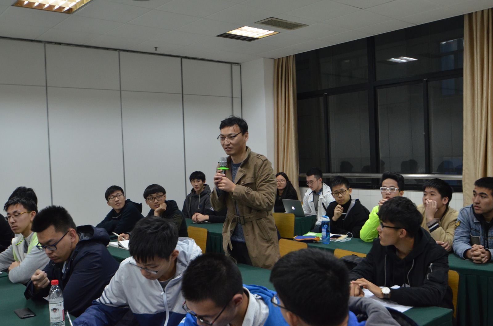 师生沟通 携手共进——计算机科学与软件工程学院召开2017级本科新生座谈会