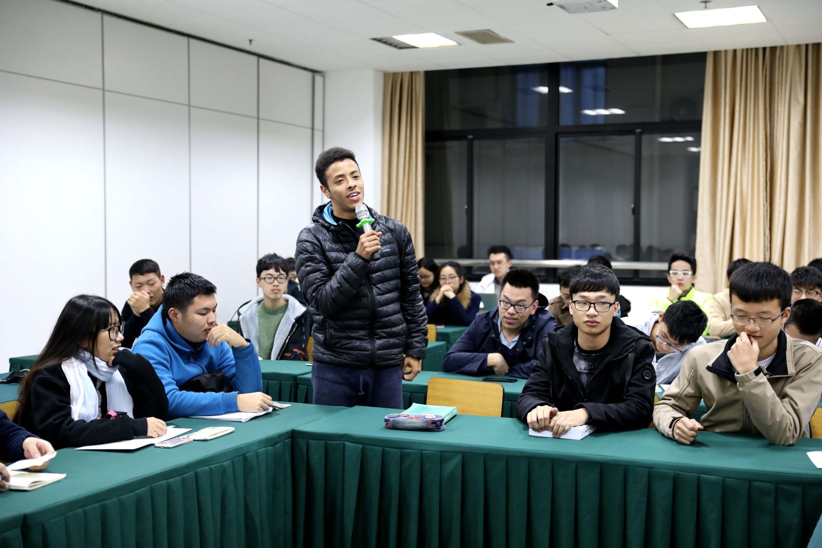 师生沟通 携手共进——计算机科学与软件工程学院召开2017级本科新生座谈会