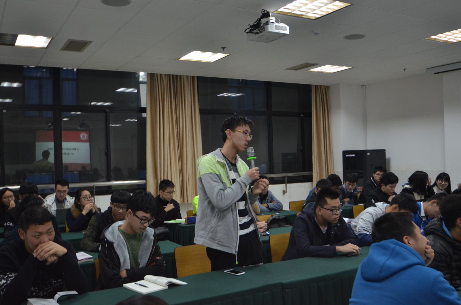 师生沟通 携手共进——计算机科学与软件工程学院召开2017级本科新生座谈会
