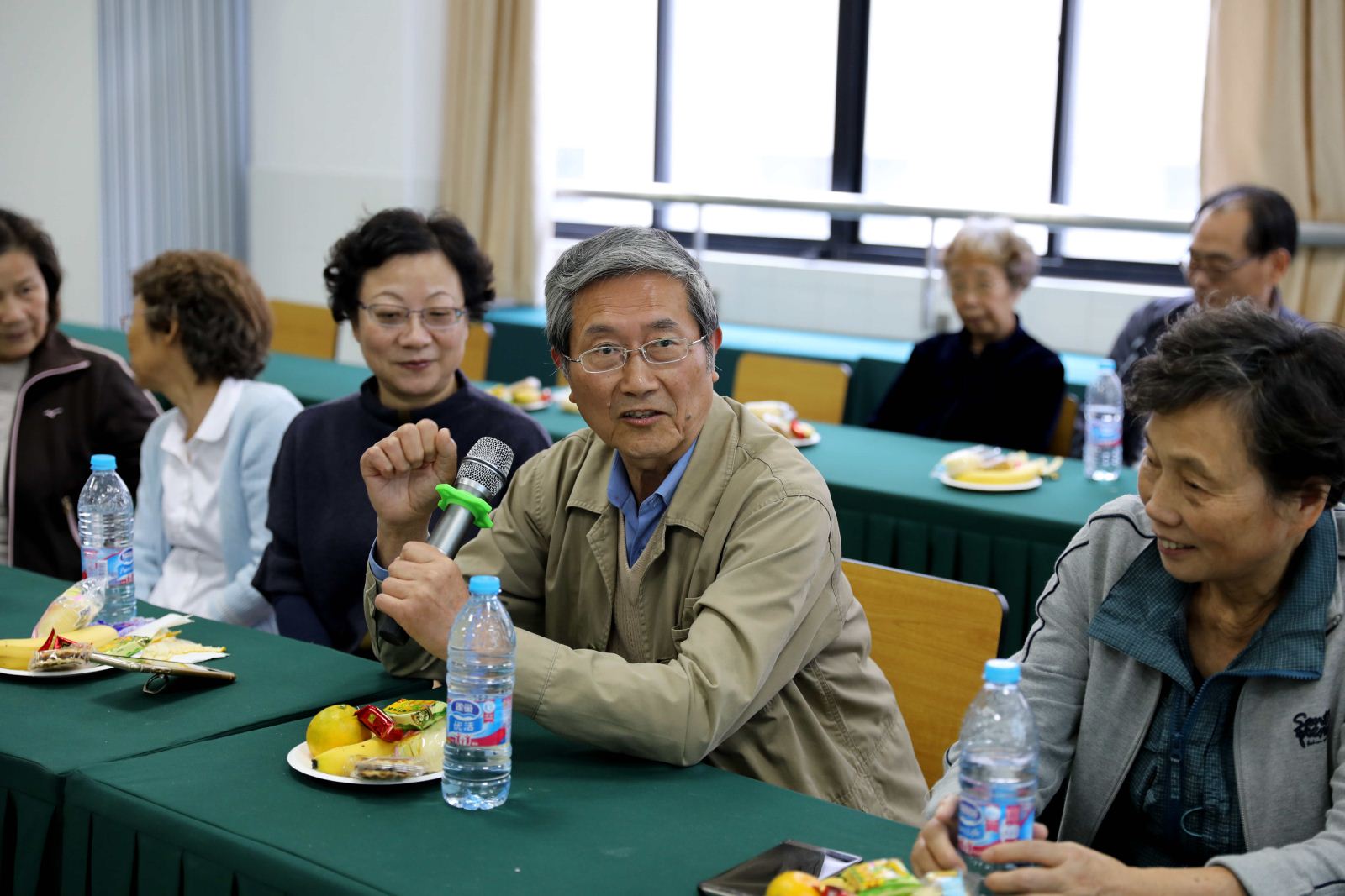 计算机科学与软件工程学院举行敬老节茶话会