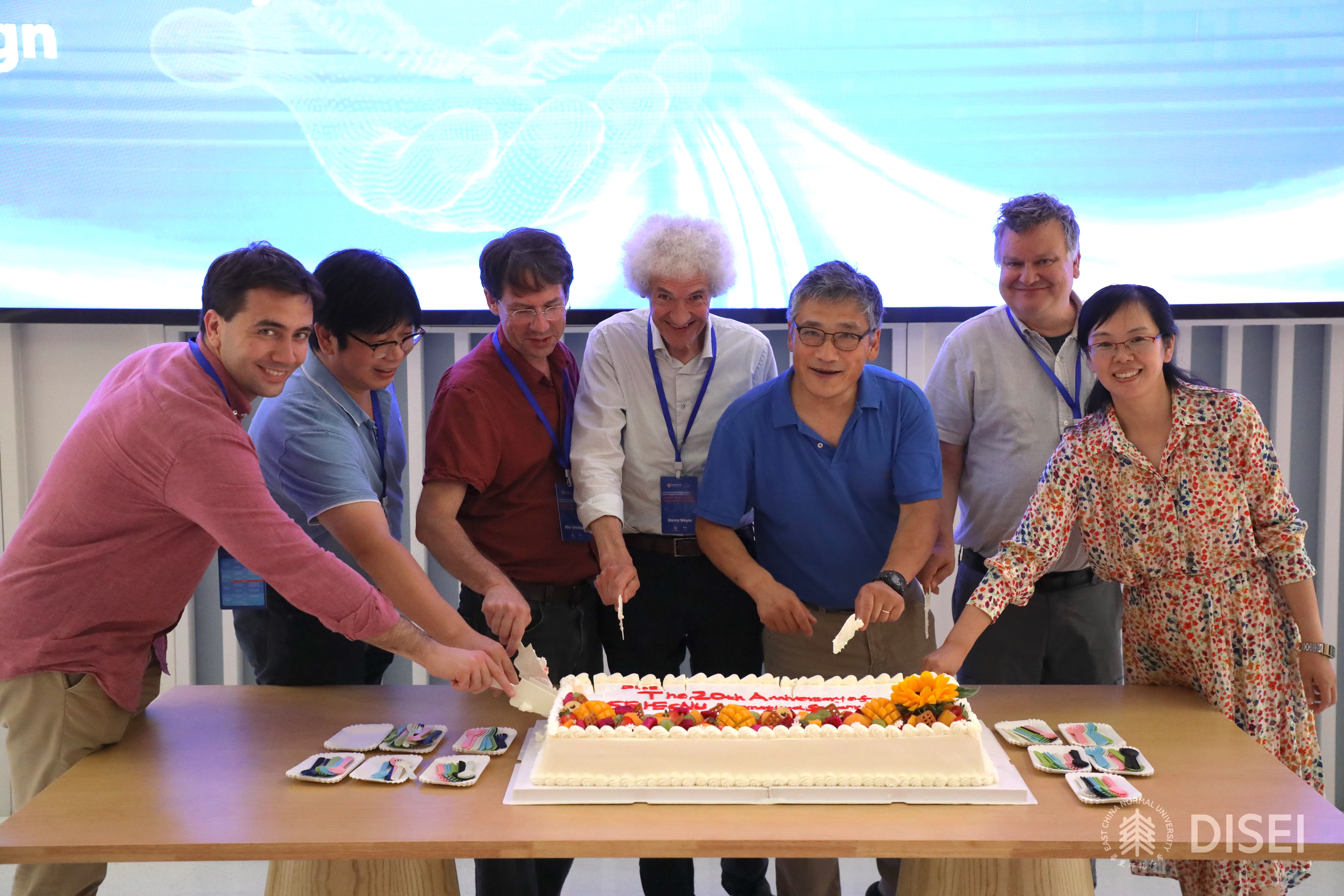 13蛋糕合影1.JPG 13蛋糕合影1.JPG