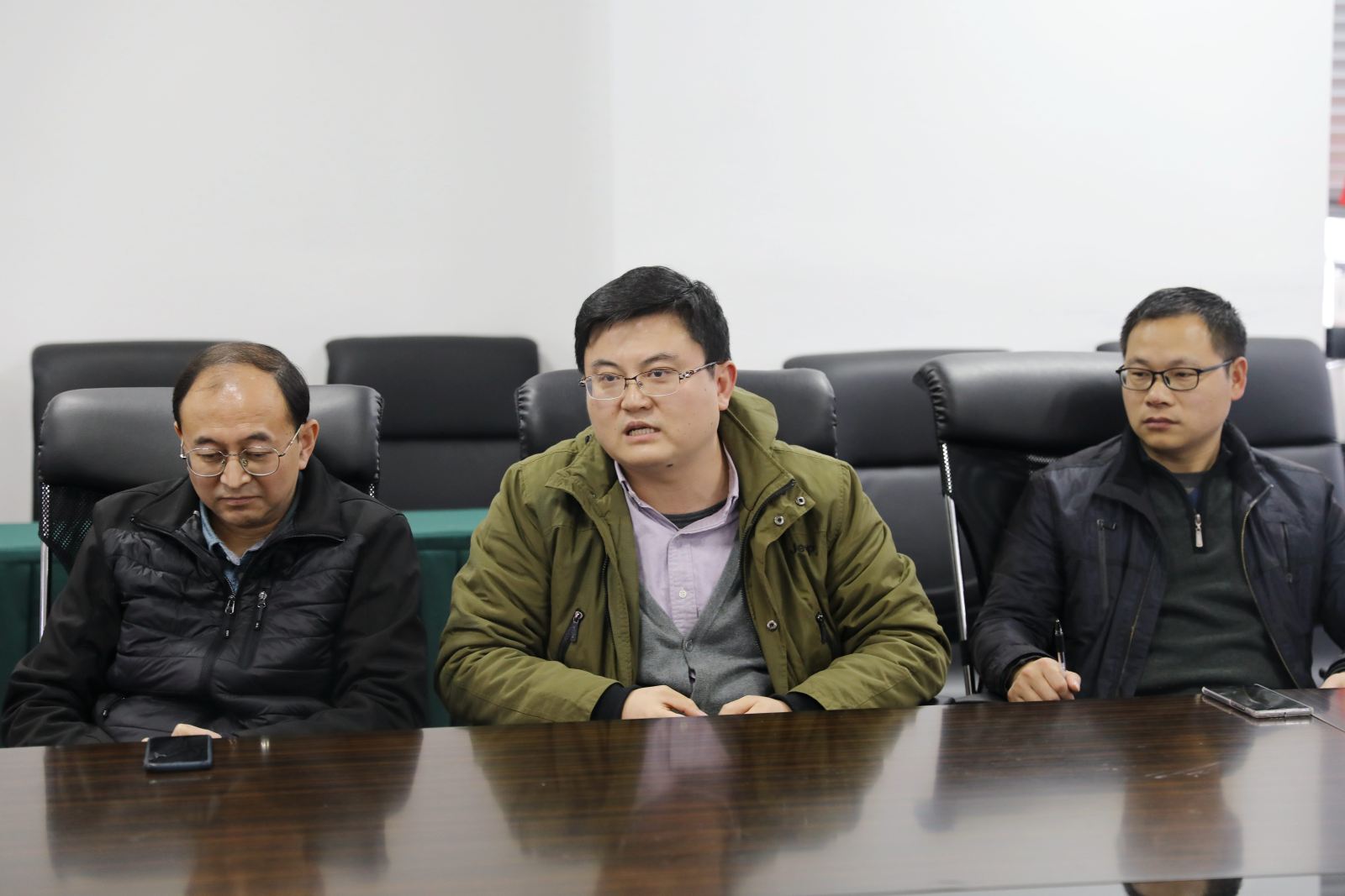 计算机科学与软件工程学院召开教授座谈会