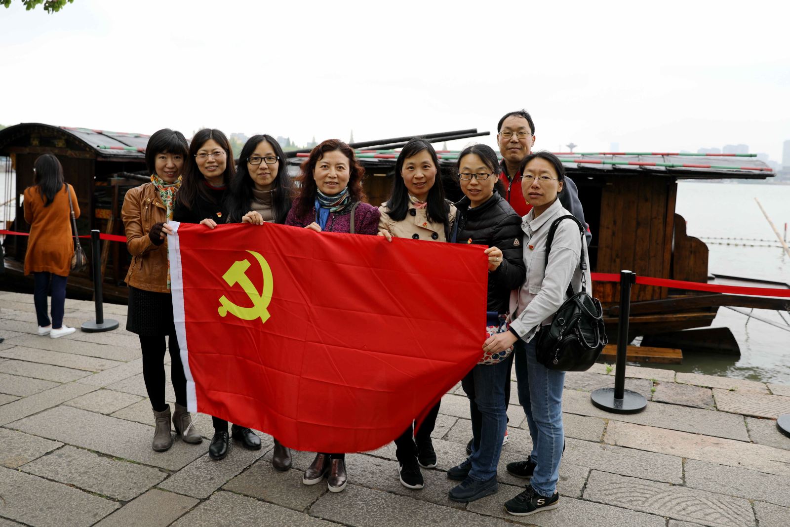 学习“红船精神”  不忘初心 牢记使命 --华东师大计算机科学与软件工程学院党委与市科委计划处党支部赴嘉兴南湖学习