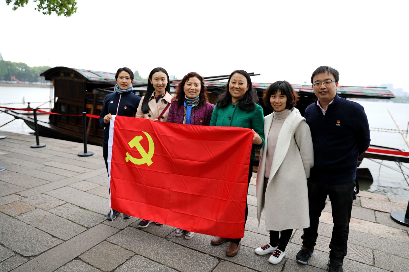 学习“红船精神”  不忘初心 牢记使命 --华东师大计算机科学与软件工程学院党委与市科委计划处党支部赴嘉兴南湖学习