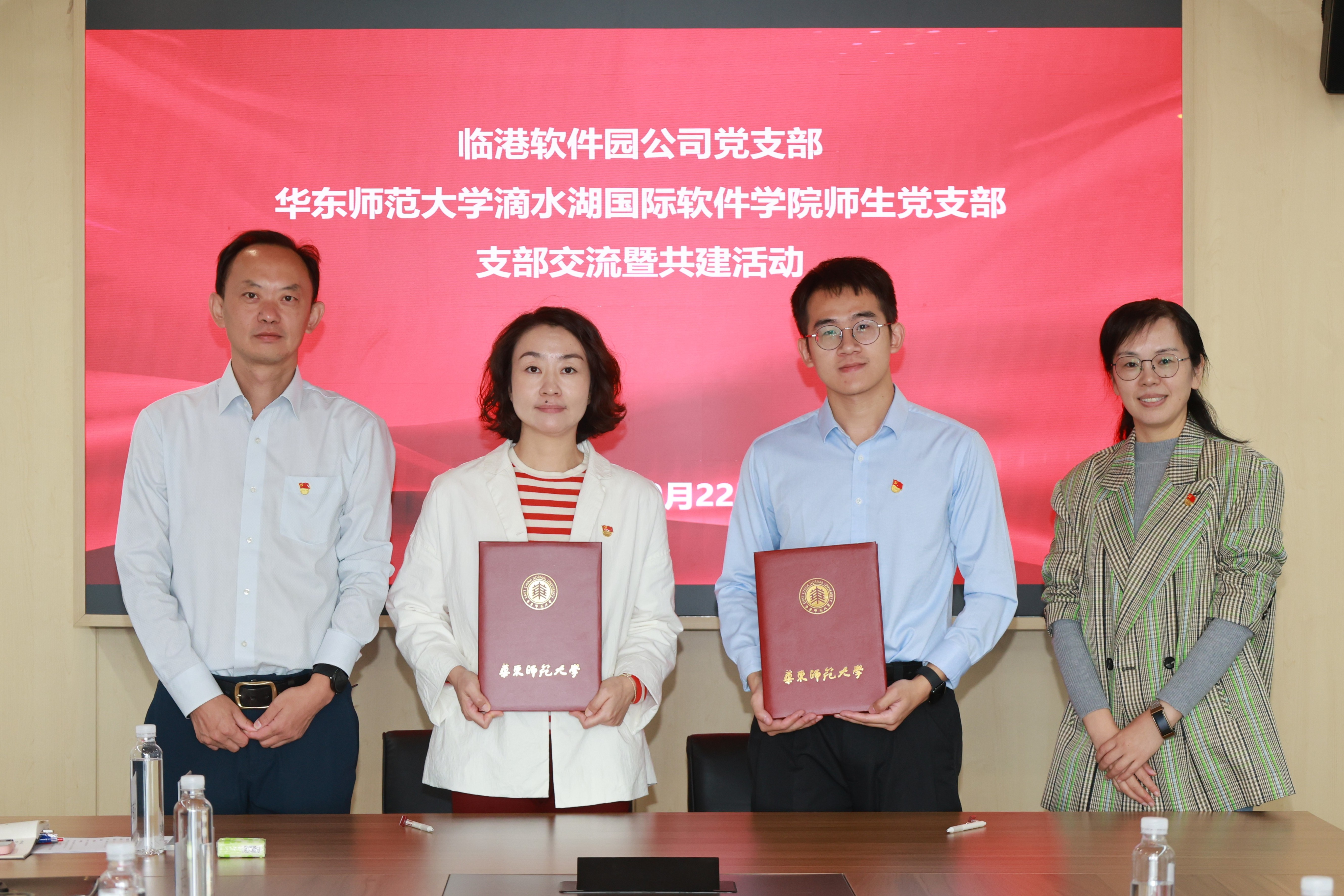 2.签约合影.JPG 2.签约合影.JPG