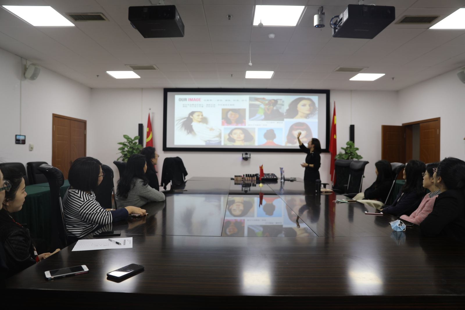 计软学院女教师的华丽变身，你期待吗？